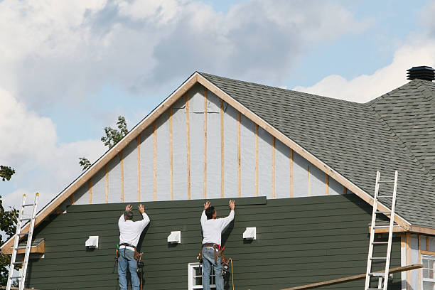 Professional Siding technician working in Arvonia, VA